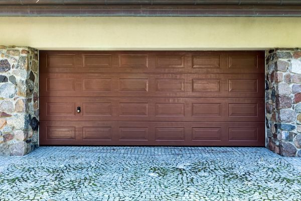 Read more about the article Common Problems with Motorized Screen Doors